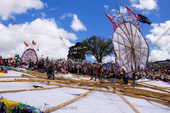 Rear view of the barriletes showing bamboo framework
