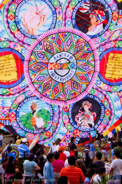 Giant barrilete bearing the name Santiago Sacatepequez