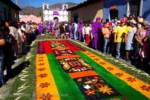 3. Crowds checking out the alfombra-laden streets before a procession wipes them out
