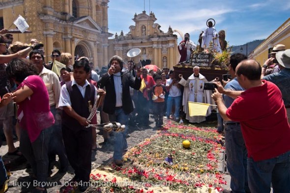 easter-sunday-domingo-de-resurreccióIncense to purify, shouting "Cristo Vive!" (Christ Lives!) before the procession from Hermano Pedro church, Antigua, Guatemalan-resurrection-procession-antigua-guatemala-3